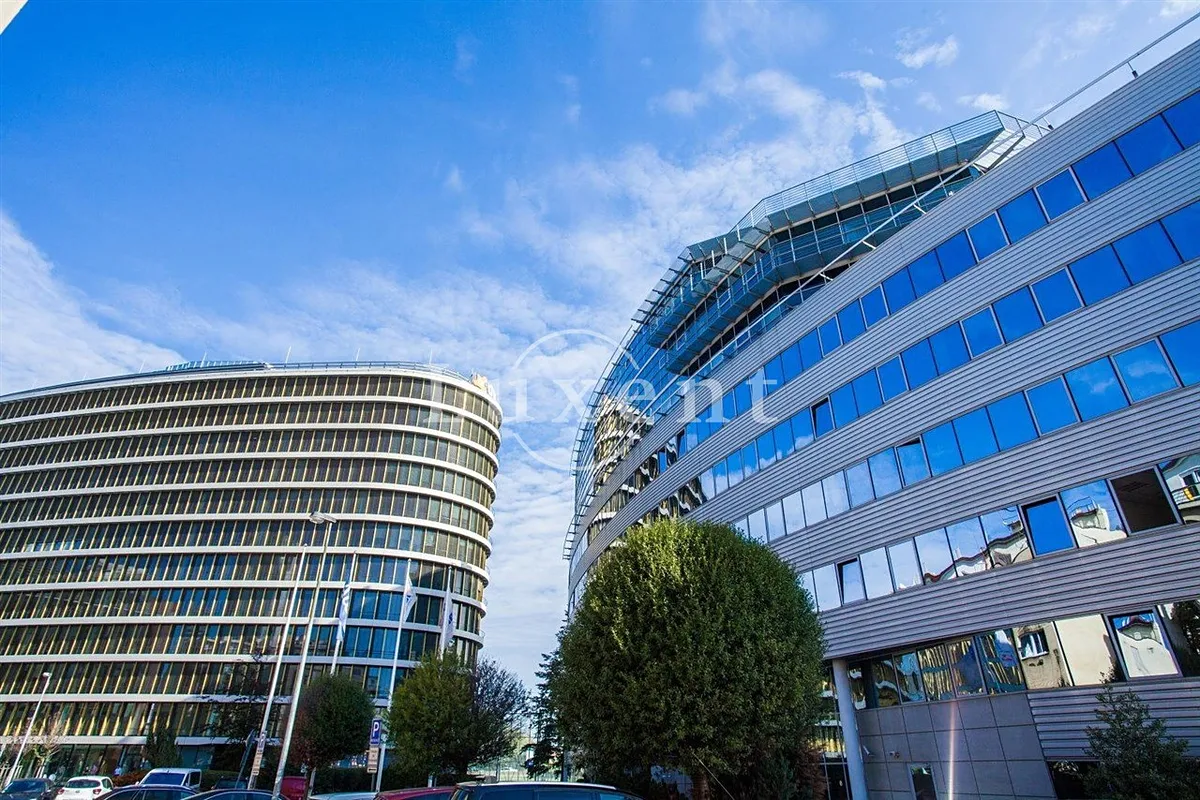 Pronájem kanceláře 883 m²